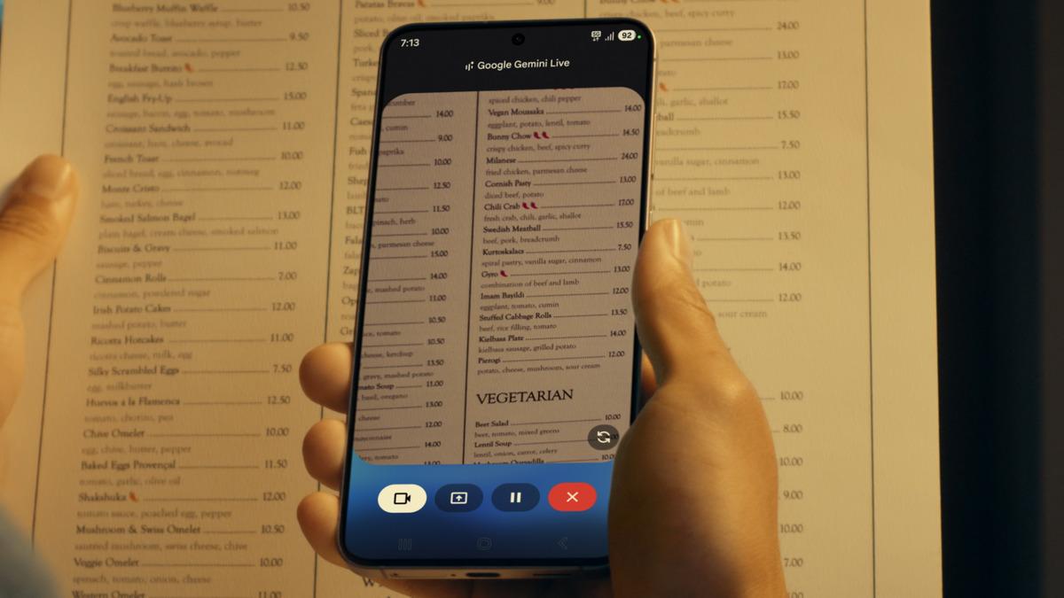 Galaxy S25 FE üzerinde Google Gemini Live kullanılan tanıtım sahnesi