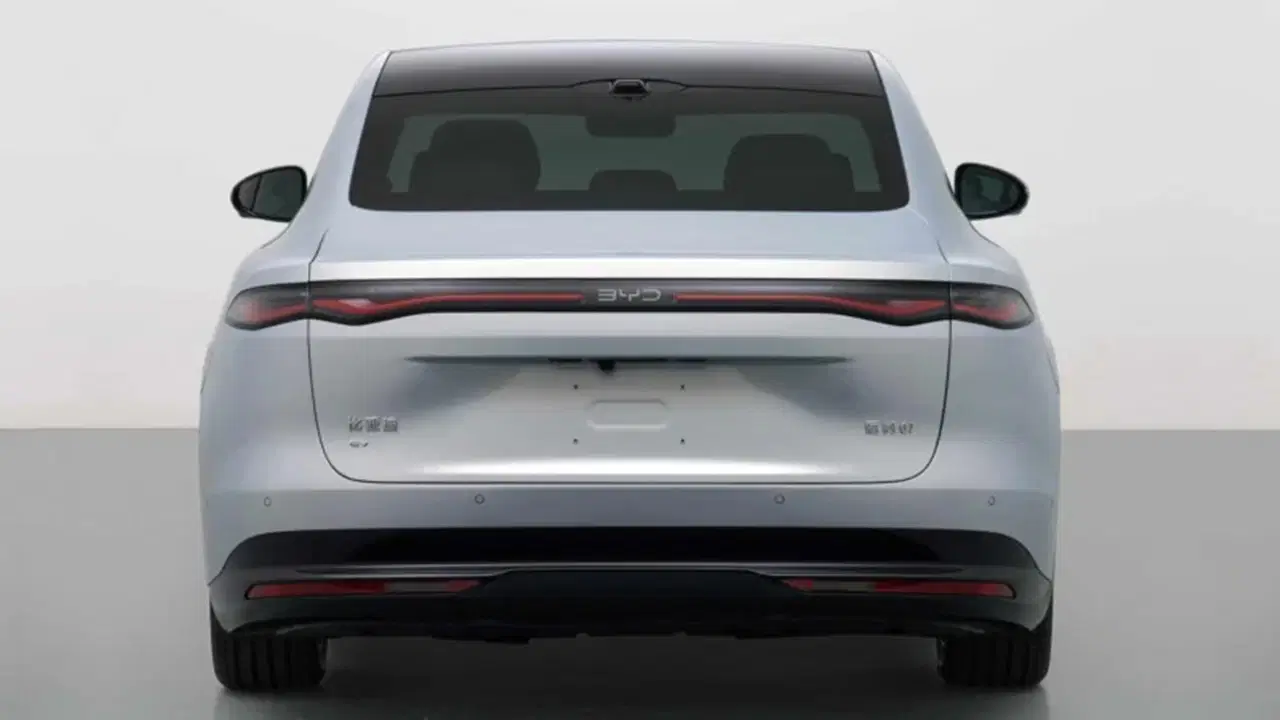 Yeni BYD Seal 07 modelinin arka tasarımını gösteren stüdyo görüntüsü