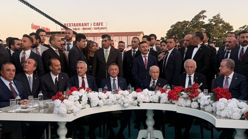 Ankara Konağı’ndaki düğün töreninde davetliler ve protokol masası görülüyor.