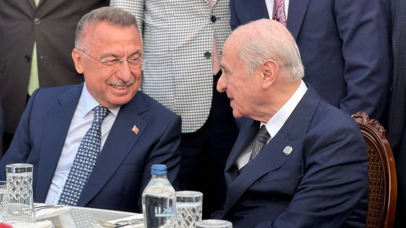 Devlet Bahçeli ile Fuat Oktay düğün töreninde yan yana otururken görülüyor.