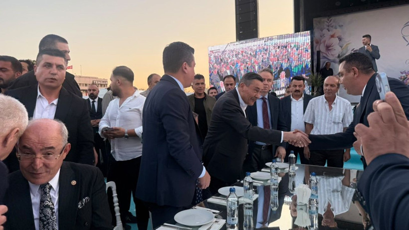Düğün töreninde davetlilerle tokalaşan siyasi isimler ve kalabalık görülüyor.