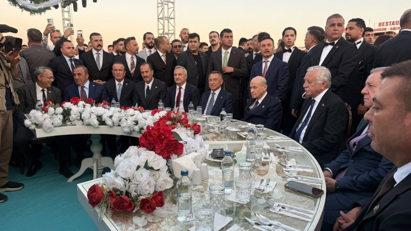 Açık alanda düzenlenen düğün töreninde geniş katılımlı protokol masası görülüyor.