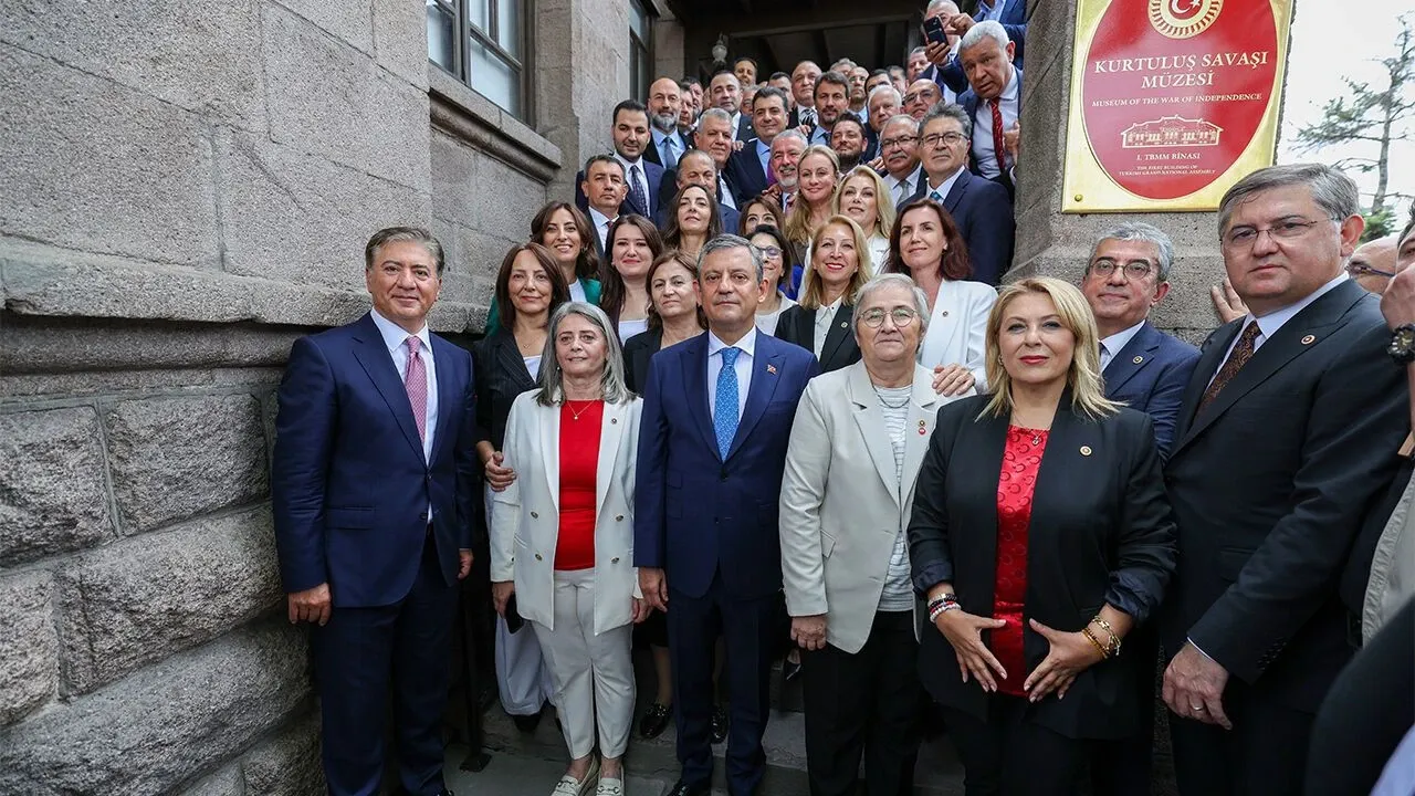 Yeni Parti heyetinin TBMM’de çekilmiş grup fotoğrafı