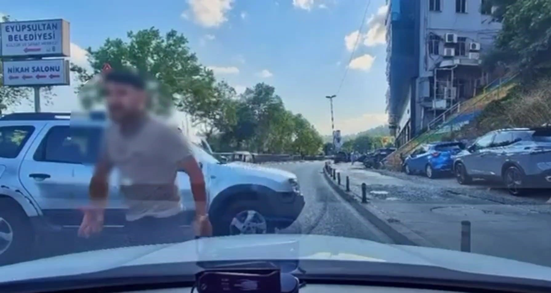 Eyüpsultan’da araç içi kamerasına yansıyan trafik tartışması anı