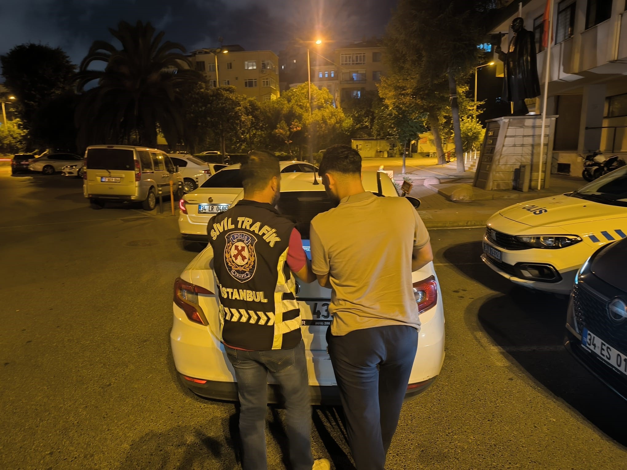 İstanbul sivil trafik ekibinin yakalanan sürücüyle yaptığı işlem