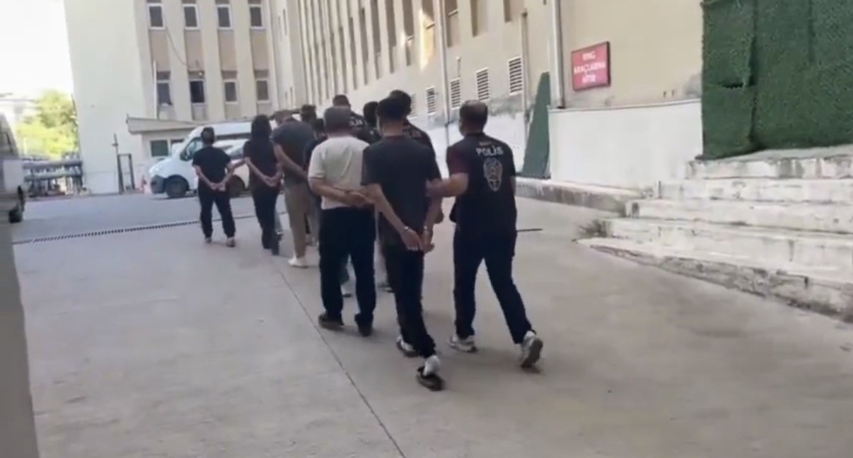 Polis ekiplerinin gözaltına alınan şüphelileri adliye binasına götürdüğü anlar.