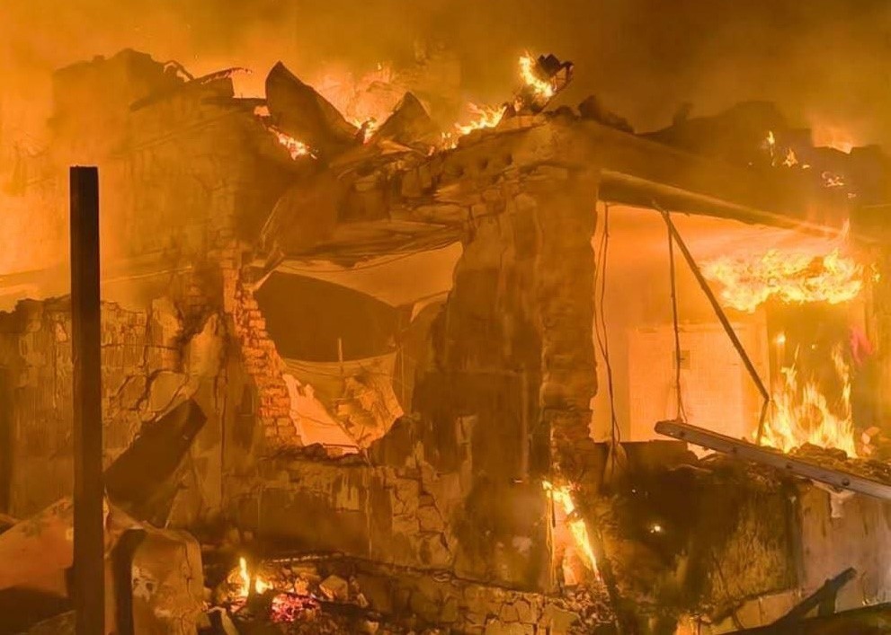 Kiev bölgesindeki saldırı sonrası alevler içinde kalan hasarlı yapı.
