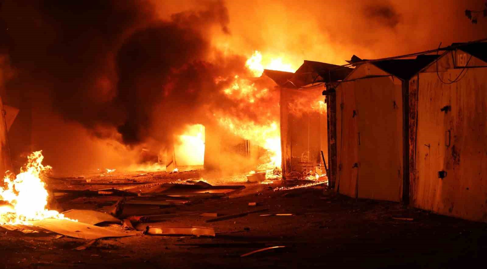 Gece saatlerinde yoğun duman ve alevlerin görüldüğü saldırı bölgesi.