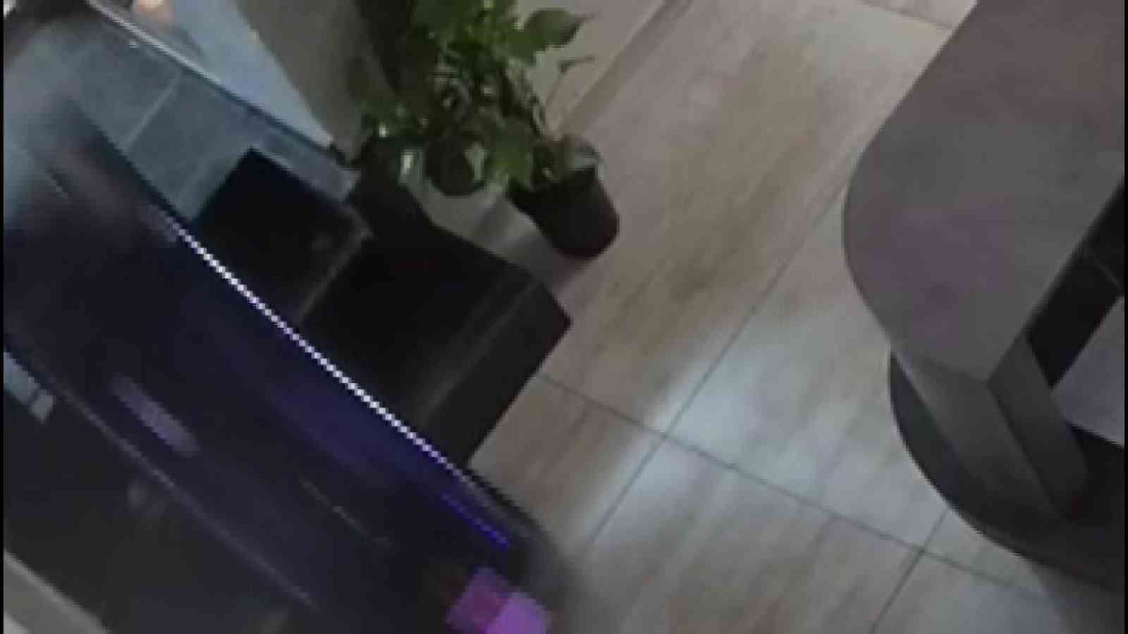 Servis robotunun restoran merdivenleri yakınındaki güvenlik kamerası görüntüsü.