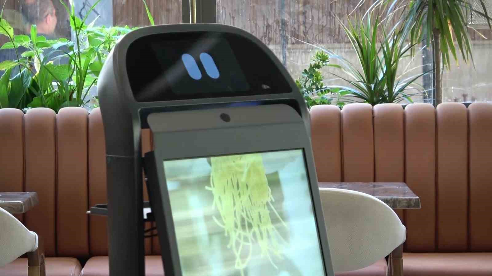 Gayretli adlı servis robotunun restoran içinde çekilmiş yakın plan görüntüsü.