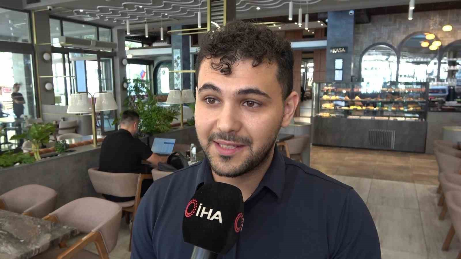 İbrahim Nuri Bağçuvan’ın restoranda mikrofonla konuştuğu görüntü.