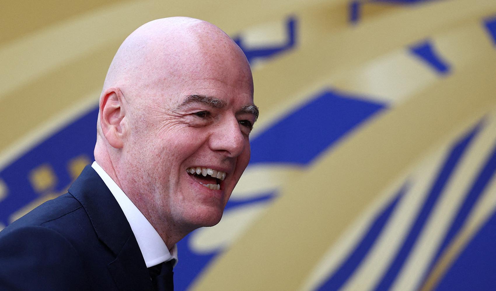 Gianni Infantino bir etkinlikte gülümserken görülüyor.