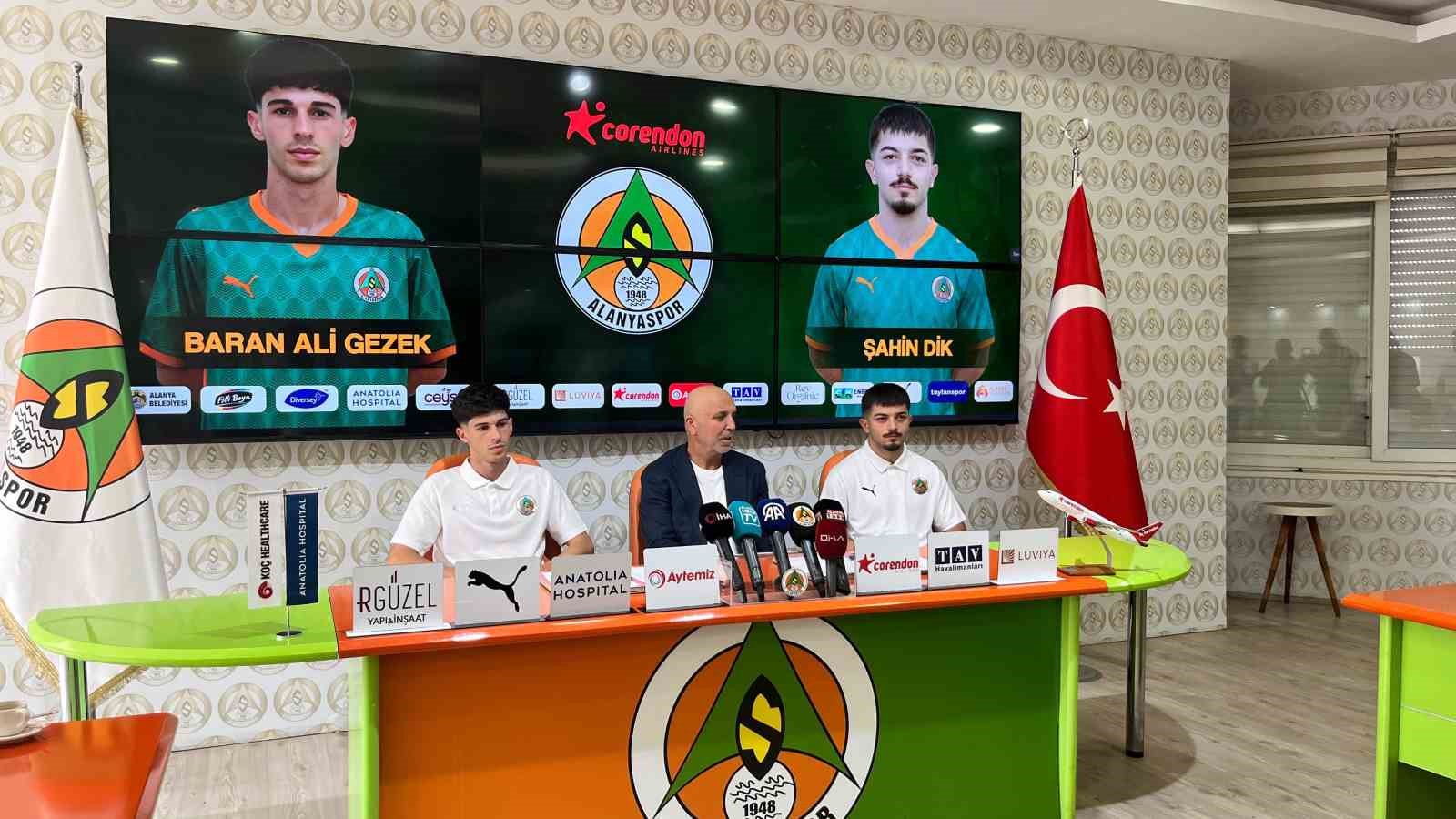 Alanyaspor tesislerinde Baran Ali Gezek, Şahin Dik ve kulüp başkanı Hasan Çavuşoğlu’nun katıldığı imza töreni.