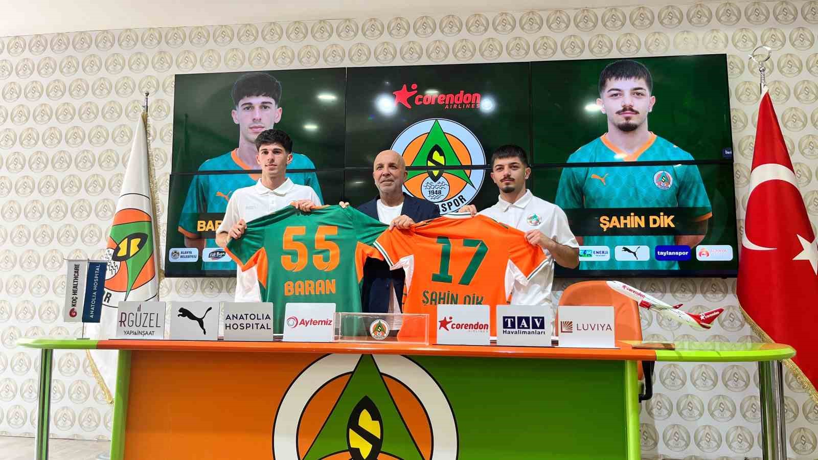 Hasan Çavuşoğlu, Baran Ali Gezek ve Şahin Dik’in Alanyaspor formalarıyla verdiği imza töreni pozu.