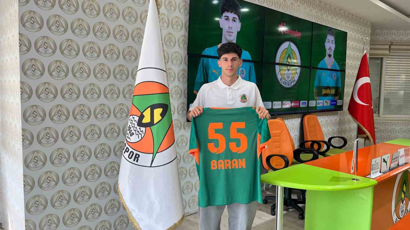 Baran Ali Gezek’in Alanyaspor tesislerinde 55 numaralı formasını tuttuğu fotoğraf.
