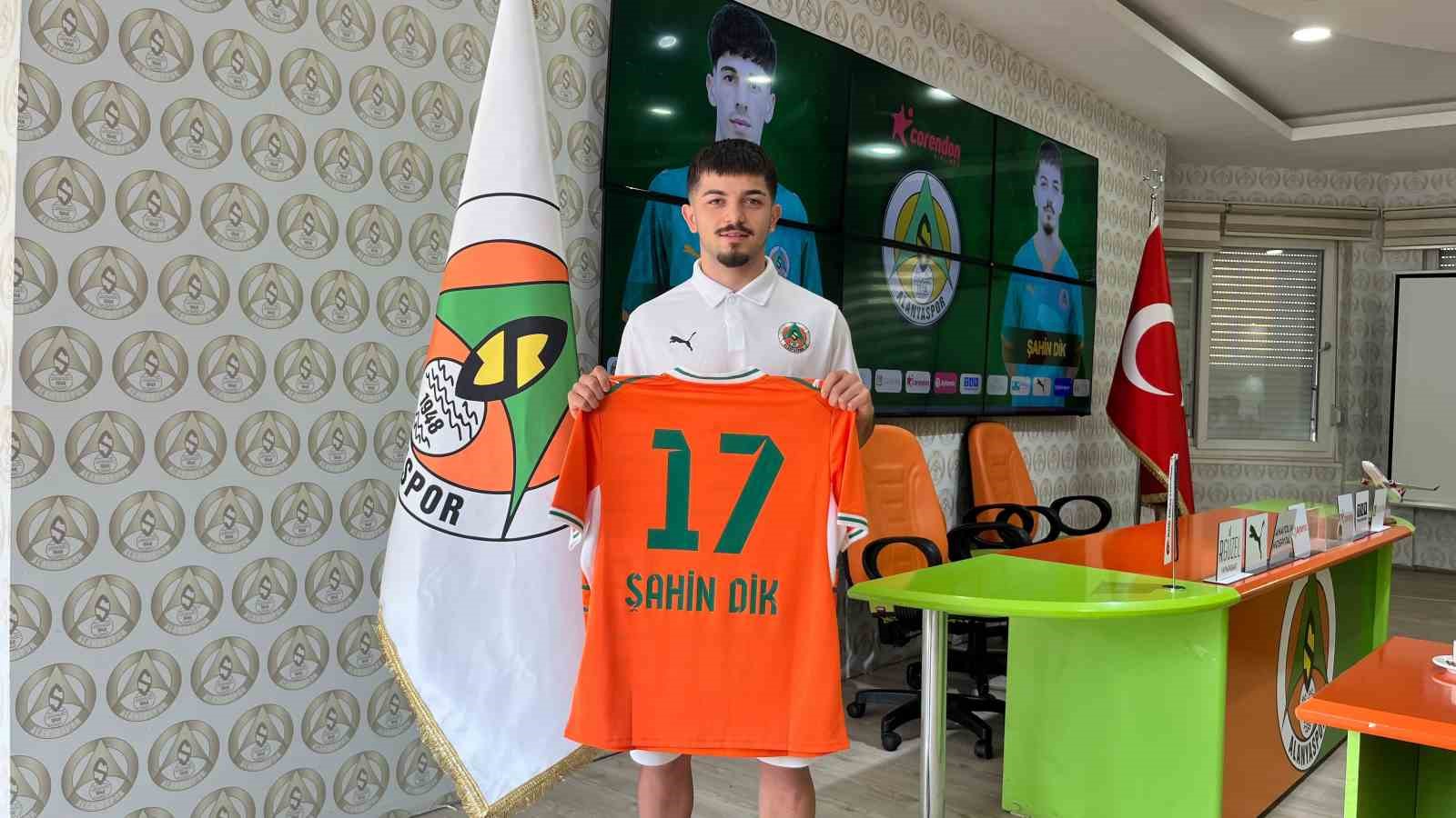 Şahin Dik’in Alanyaspor tesislerinde 17 numaralı formasını tuttuğu fotoğraf.