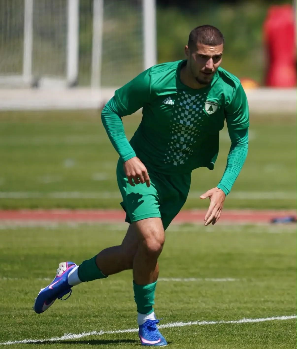 Muğlasporlu futbolcu antrenmanda koşu çalışması yapıyor.