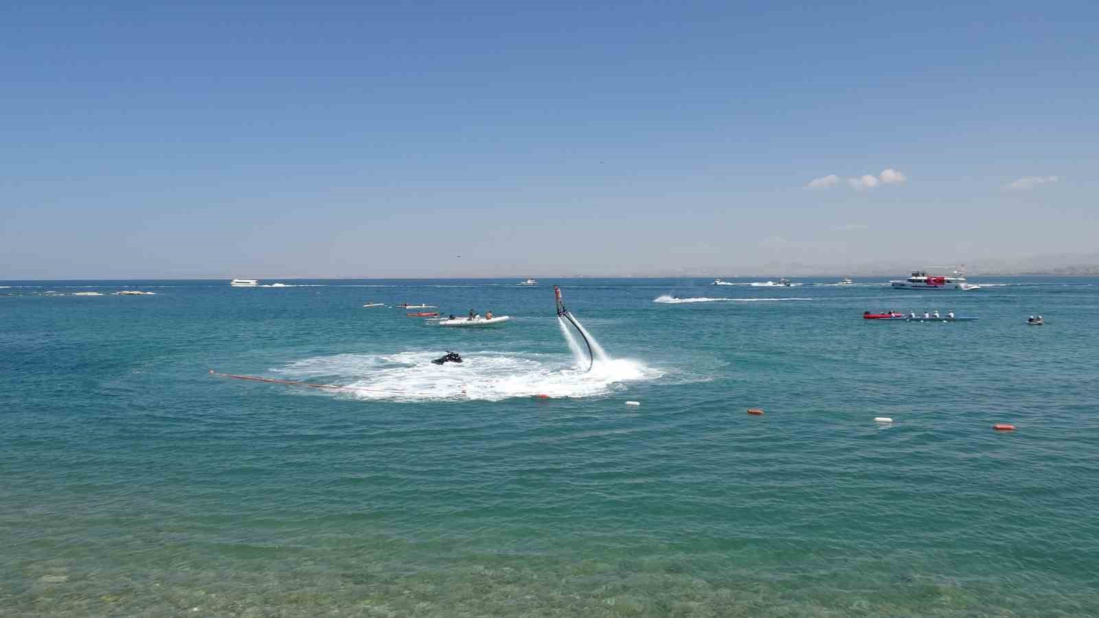 Van Gölü üzerinde flyboard gösterisi ve farklı su sporları etkinlikleri.