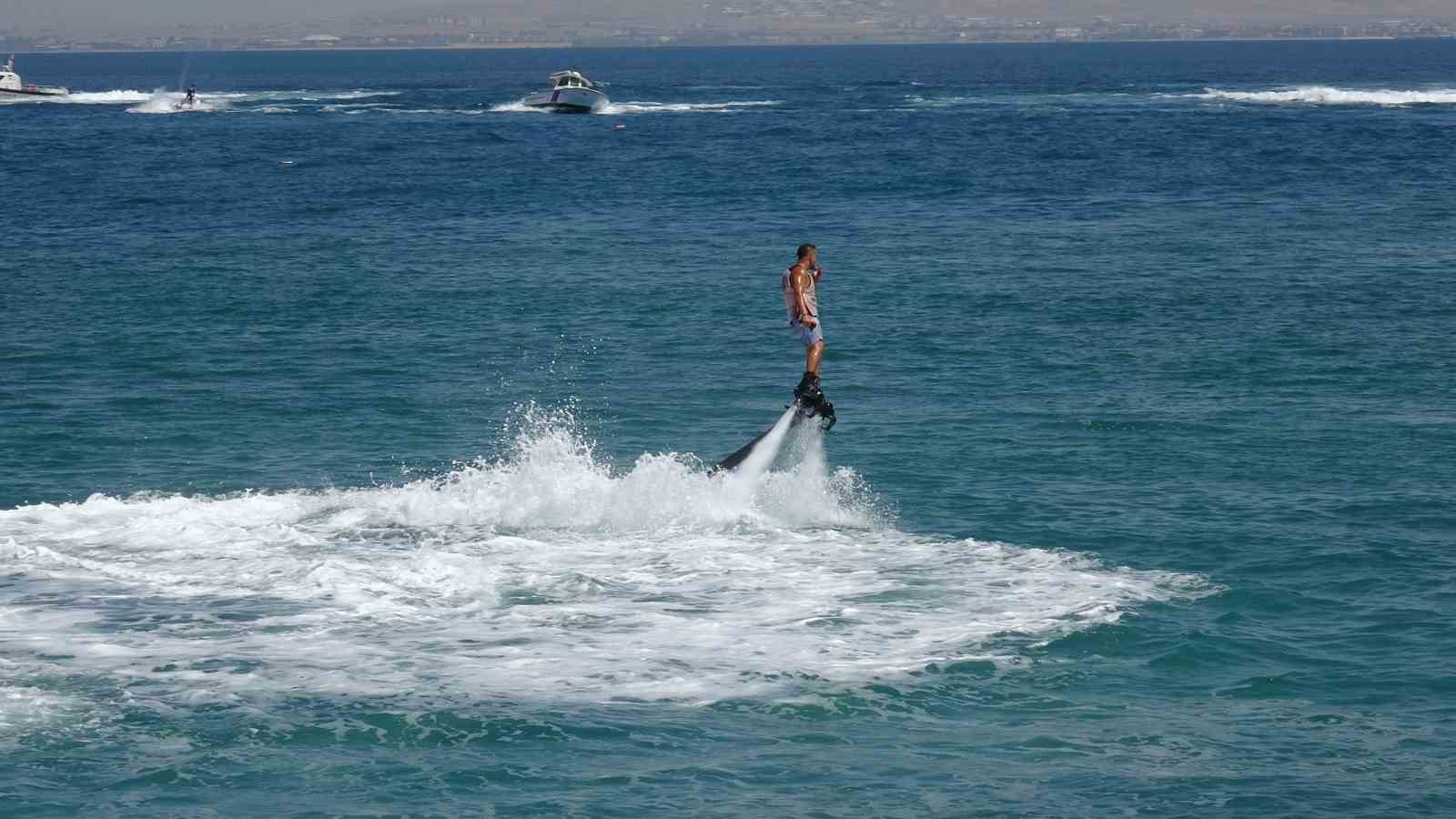 Flyboard sporcusunun Van Gölü üzerinde gösteri yaptığı an.