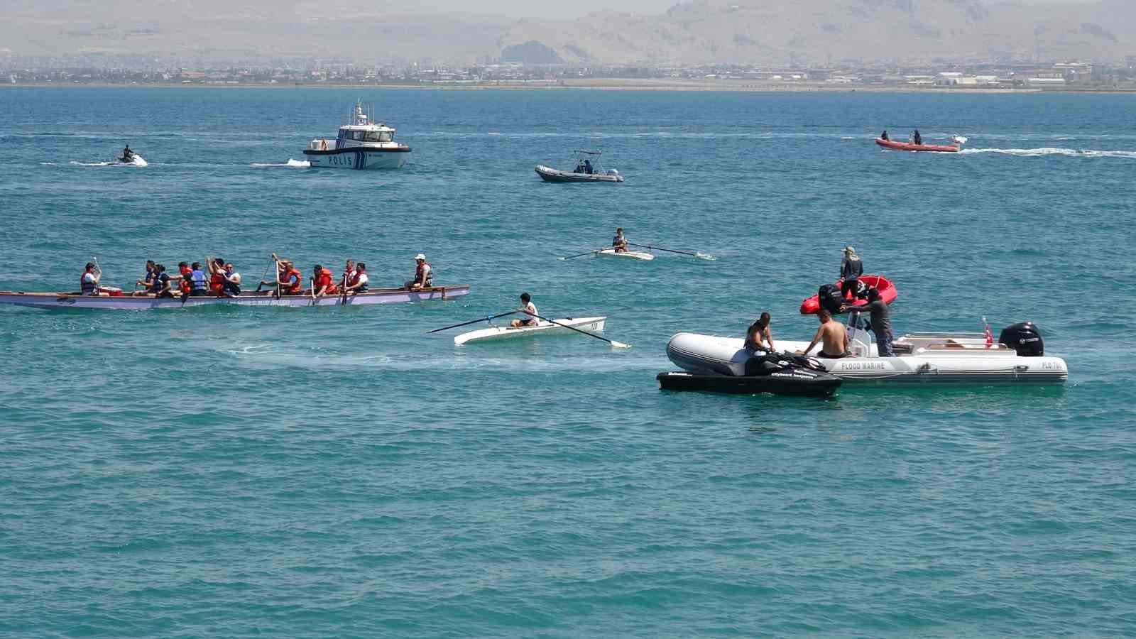 Van Gölü’nde tekneler, kürek ve kano sporcularının yer aldığı festival görüntüsü.
