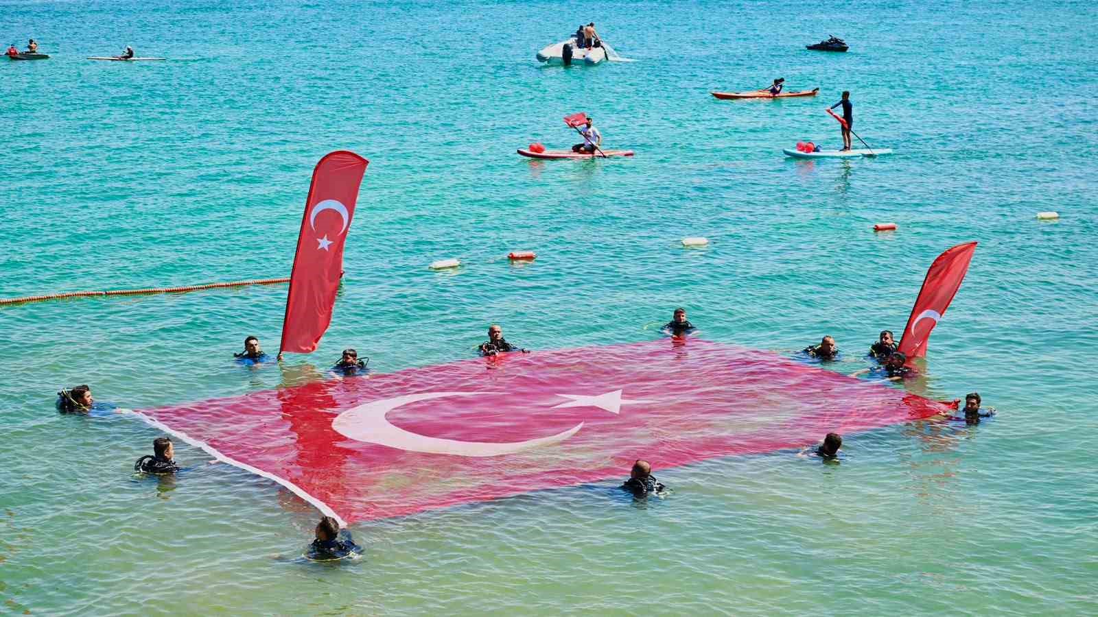 Sporcuların Van Gölü’nde dev Türk bayrağı açtığı görüntü.