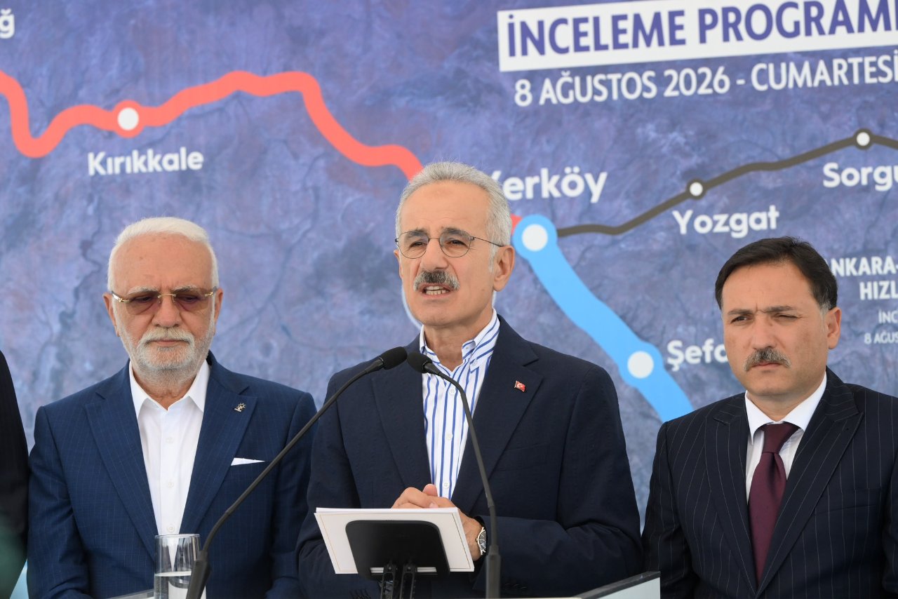 Abdulkadir Uraloğlu’nun Ankara-Yerköy-Kayseri hızlı tren hattı haritası önünde konuşma yaptığı programdan görüntü.