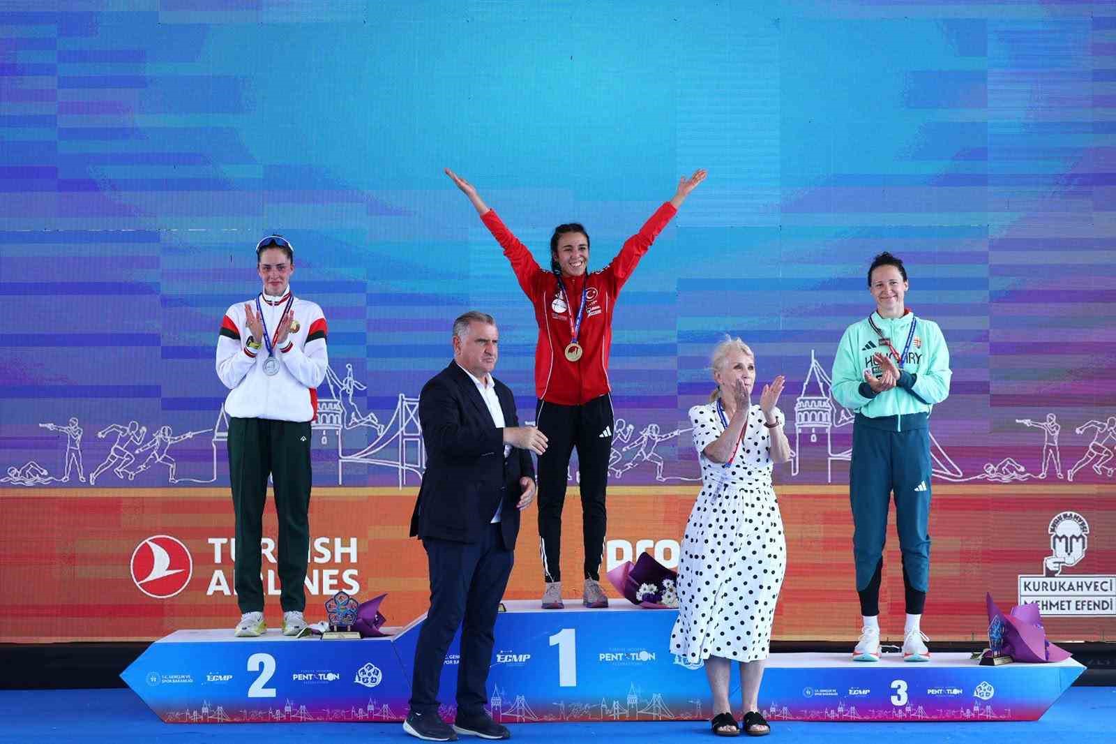 İlke Özyüksel Mihrioğlu, Avrupa Şampiyonası podyumunda altın madalyasıyla yer alıyor.