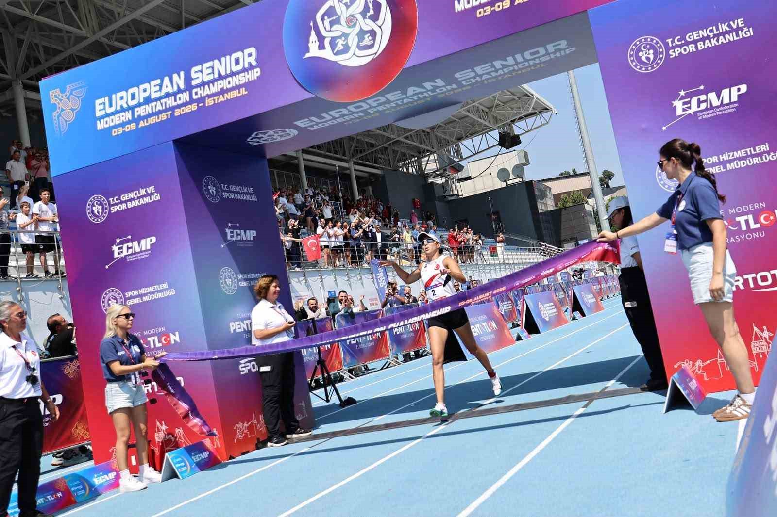 İlke Özyüksel Mihrioğlu, Avrupa Şampiyonası parkurunda finiş çizgisinden geçiyor.
