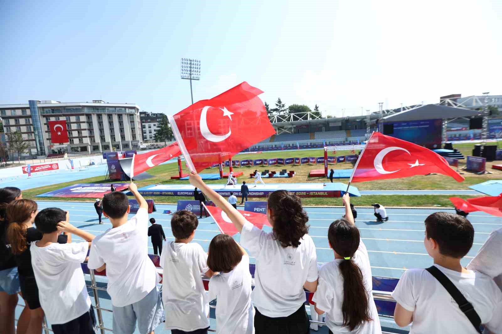 Seyirciler, modern pentatlon yarışlarını Türk bayraklarıyla takip ediyor.
