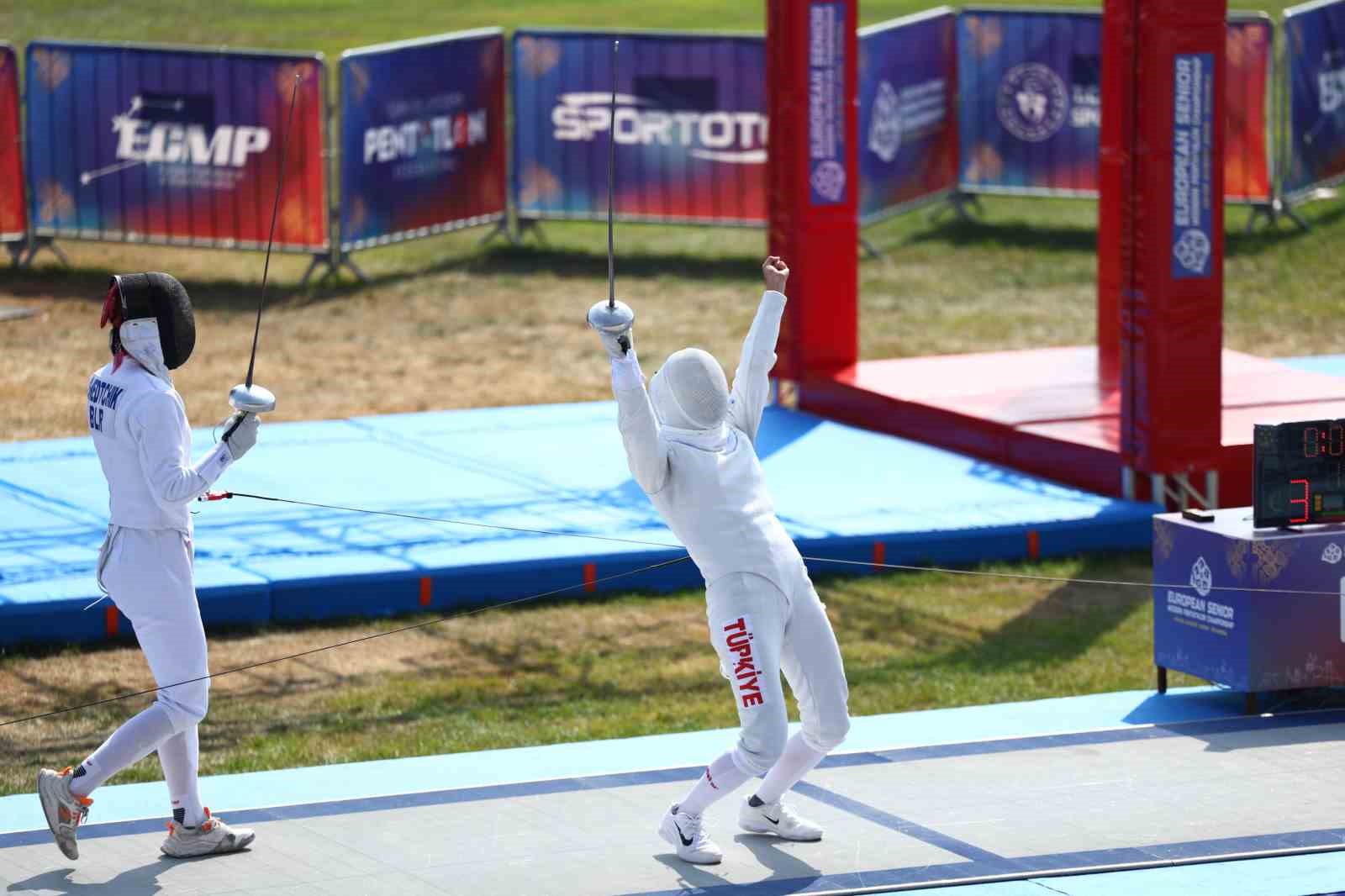 Modern pentatlon kadınlar finalinde eskrim müsabakasından bir an.