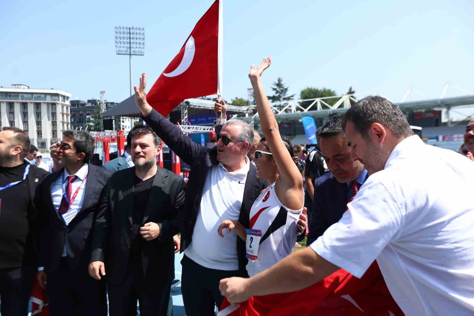 Osman Aşkın Bak ve İlke Özyüksel Mihrioğlu yarış sonrası Türk bayrağıyla birlikte görülüyor.