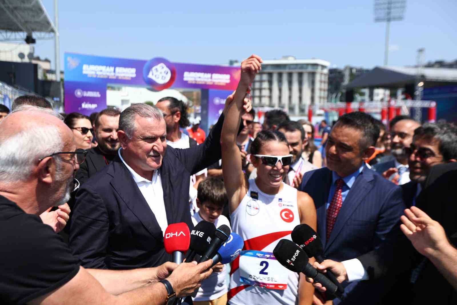 İlke Özyüksel Mihrioğlu ve Osman Aşkın Bak, yarış sonrası basın mensuplarıyla bir arada.