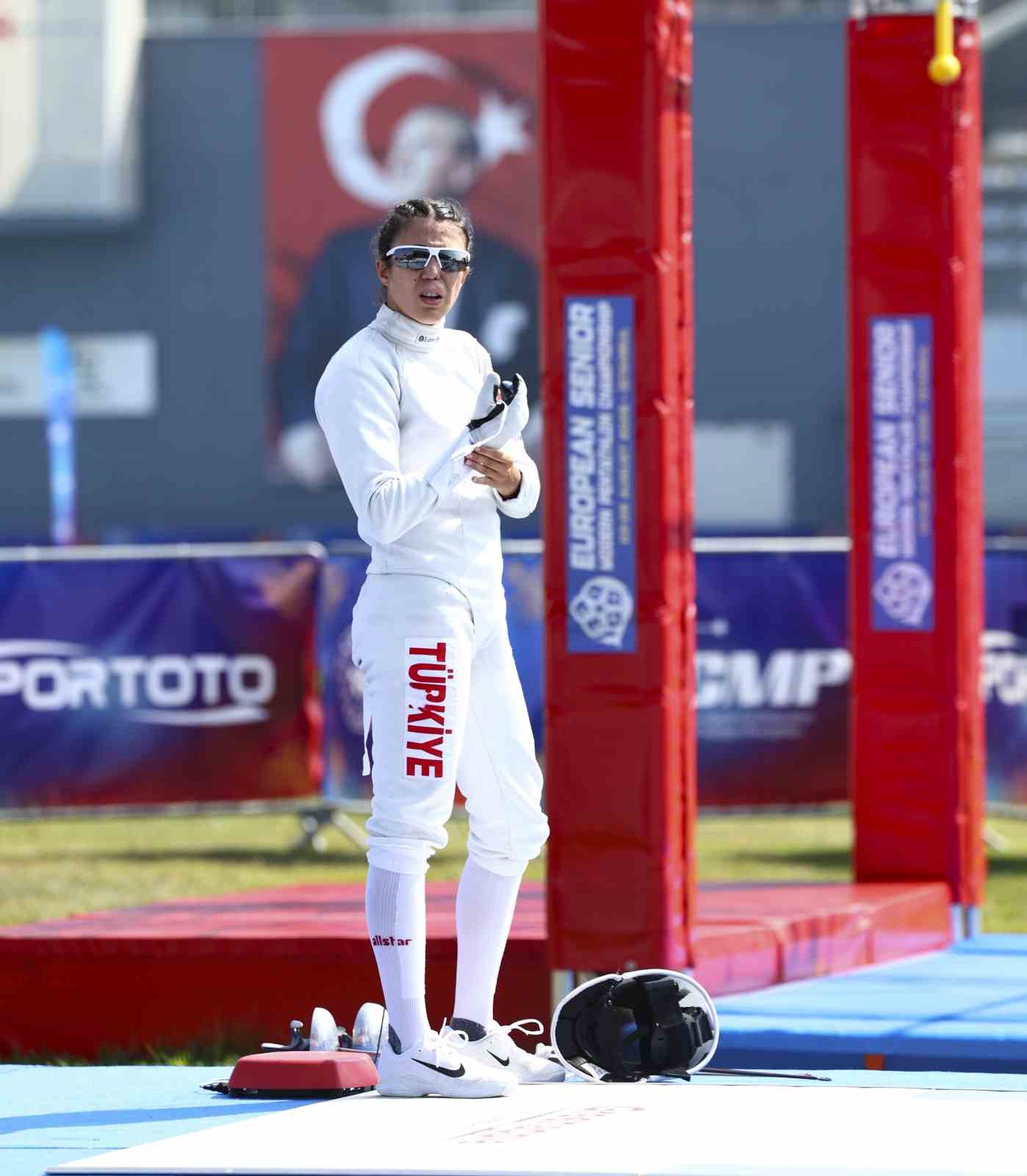 İlke Özyüksel Mihrioğlu, eskrim ekipmanlarıyla yarış alanında bekliyor.
