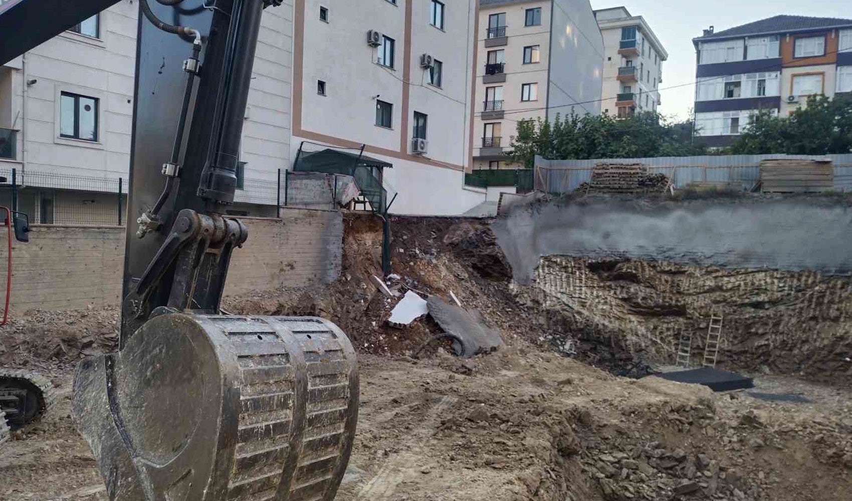 Çekmeköy’de inşaatın istinat duvarı çöktü! Yanındaki 5 katlı bina tahliye edildi