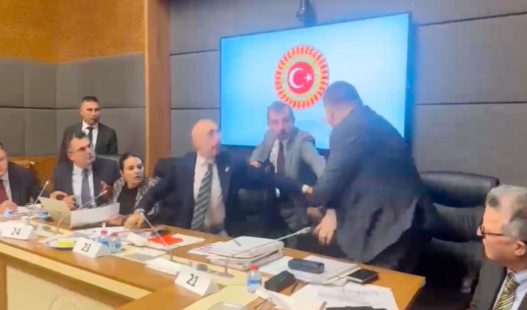 TBMM'de ortalık bir anda karıştı: MHP'li vekil masaya yumruk vurdu, İYİ Partili vekilin üzerine yürüdü!