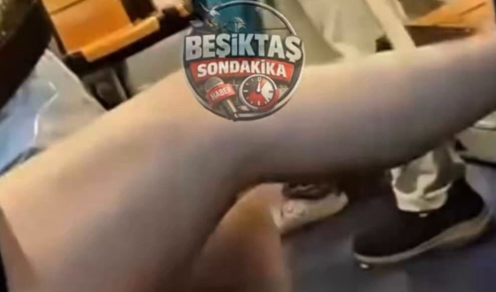 Şort giyen genç kadına bastonla saldırı