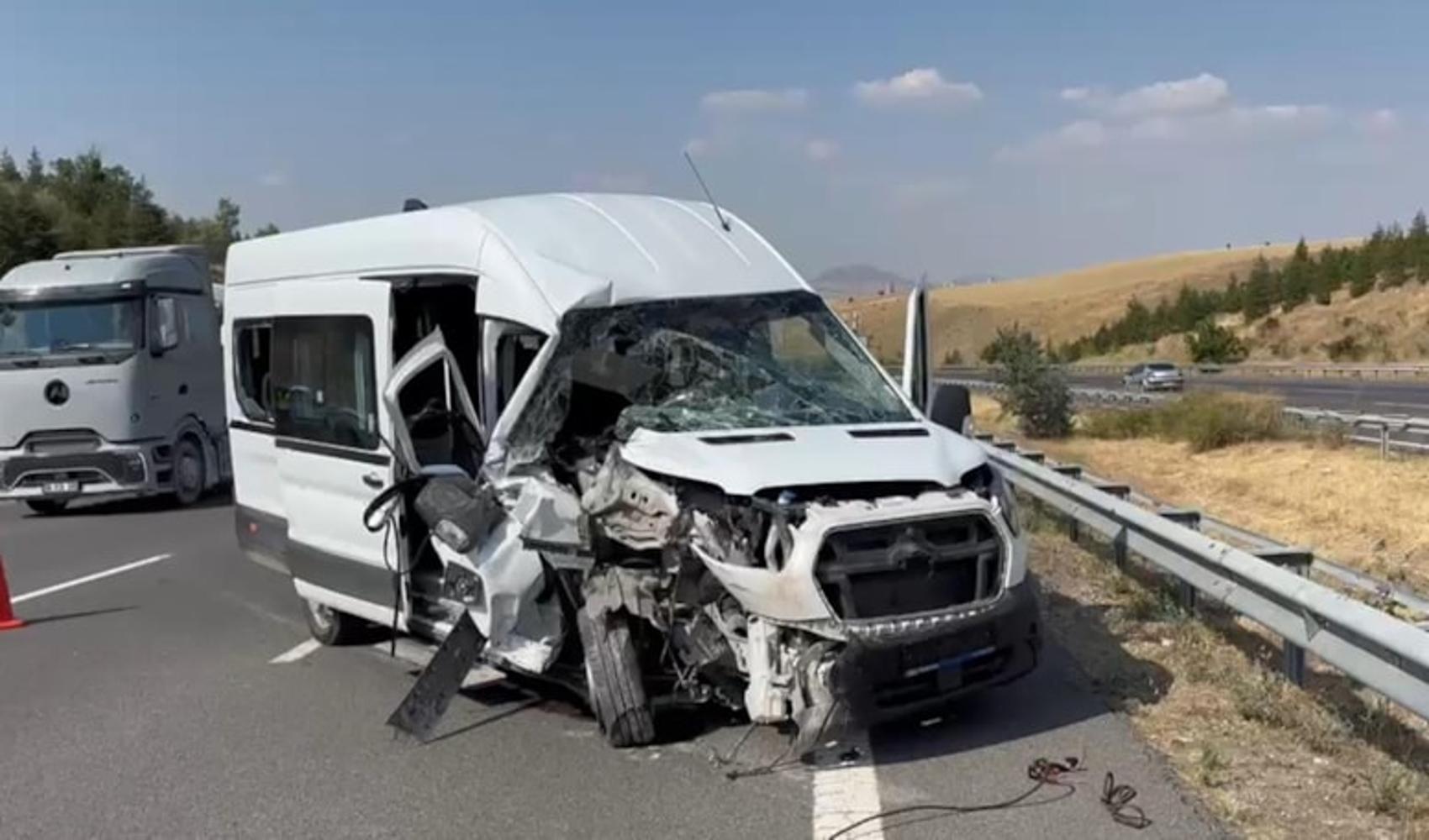 Ankara Çevre Yolu’nda servis minibüsü TIR’a arkadan çarptı: 7 kişi yaralandı