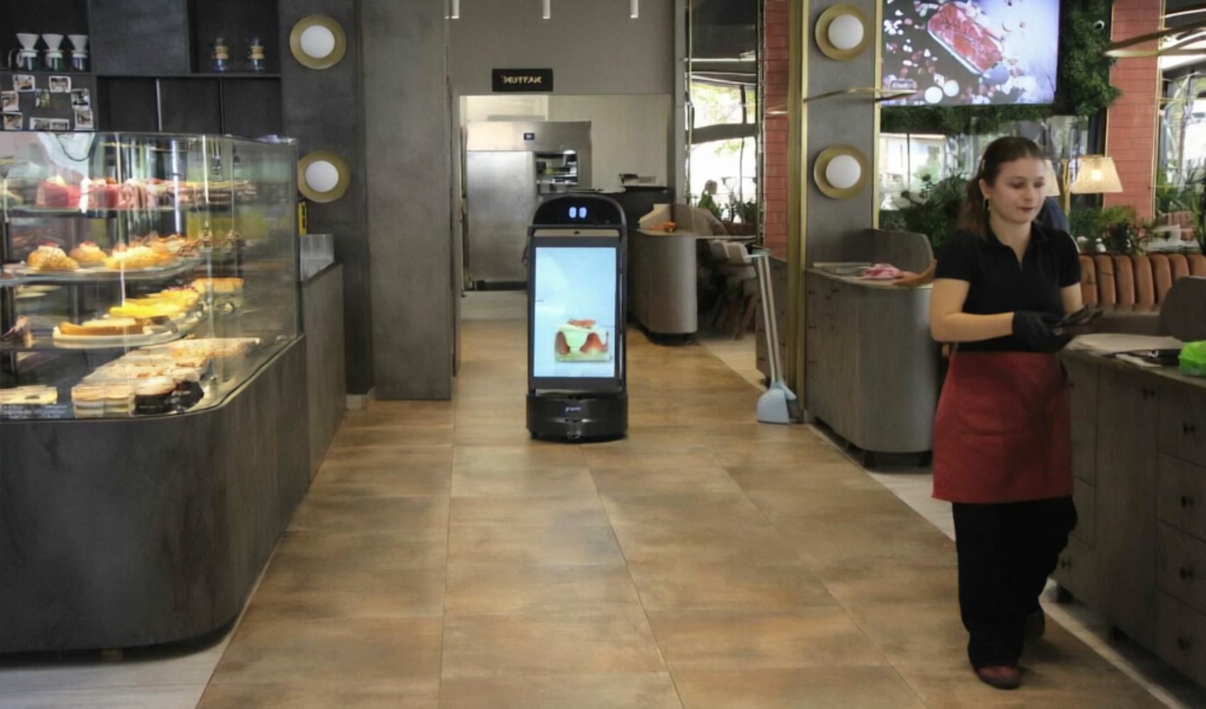 Amasya’da garson robot Gayretli rotasından çıkıp merdivenlerden düştü