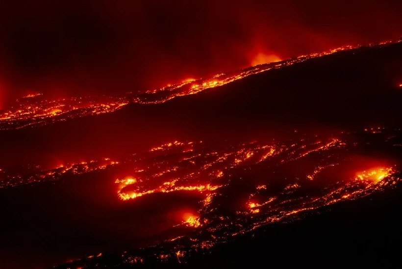 Etna Yanardağı’nın yamacında gece karanlığında parlayan lav akışları.