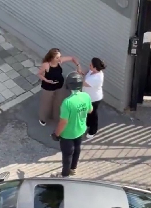 İstanbul’da kaldırım kenarında tartışan iki kadın ve araya girmeye çalışan bir kişi.