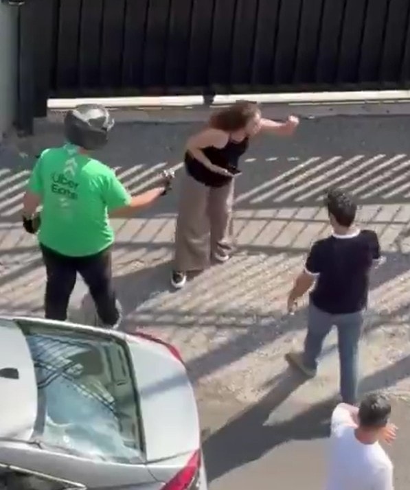 Yol kenarında tartışmanın sürdüğü anlarda çevredeki kişilerin tarafları ayırmaya çalışması.
