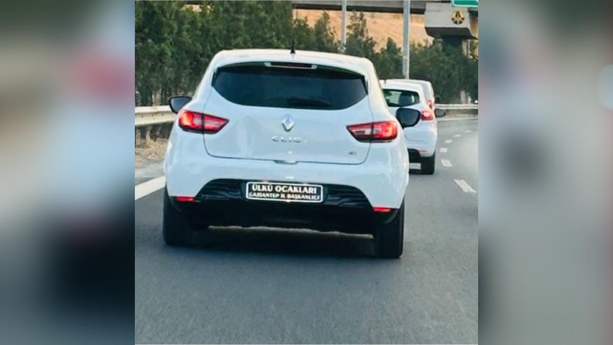 Gaziantep’te trafikte seyreden beyaz bir aracın arka kısmında özel ibareli plaka görülüyor.
