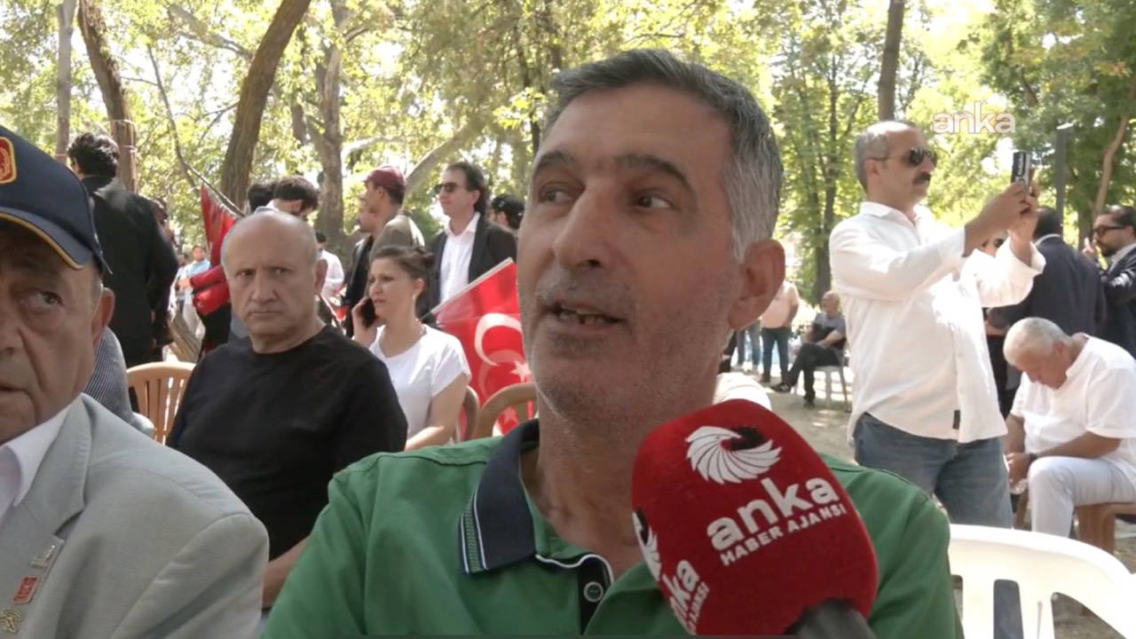 Güvenpark’ta bir gazi, kalabalık içinde mikrofonlara açıklama yaparken görülüyor.