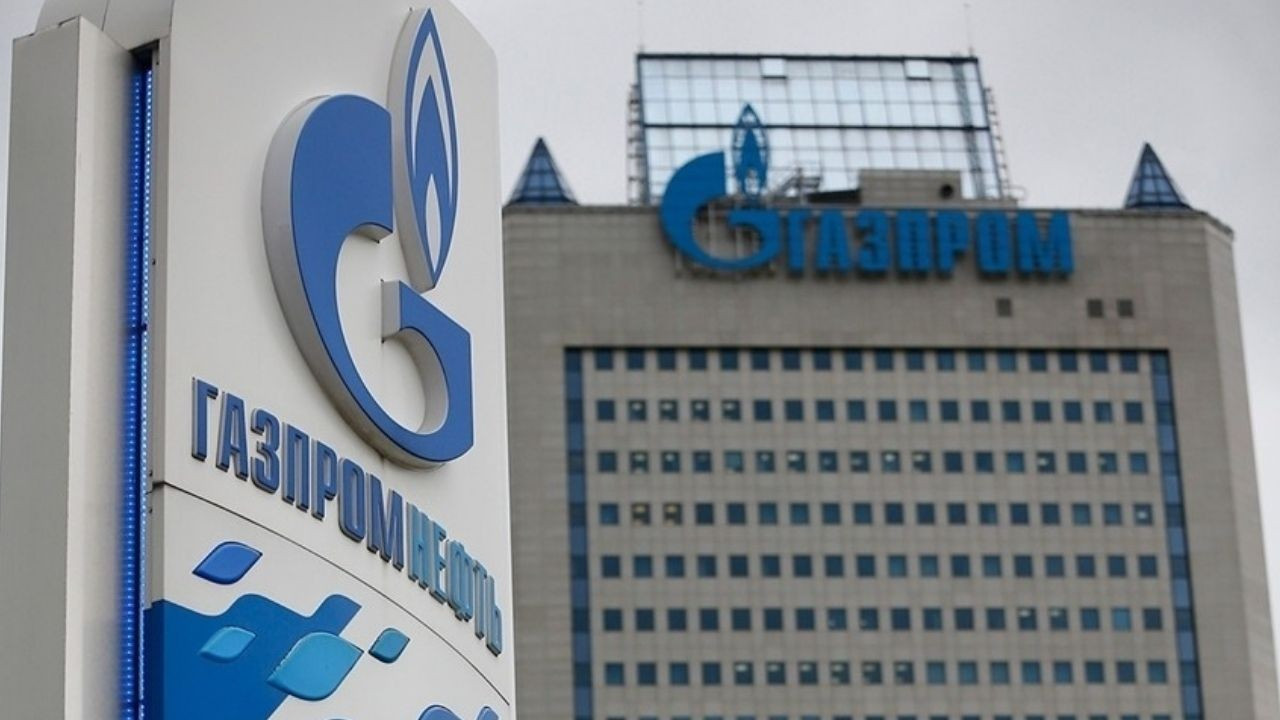 Gazprom logosunun yer aldığı bina görüntüsü.