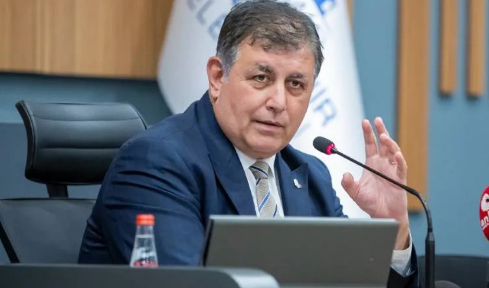 İzmir kulisleri hareketlendi: Cemil Tugay’ın son hamlesi AKP’ye geçiş iddialarını güçlendirdi!