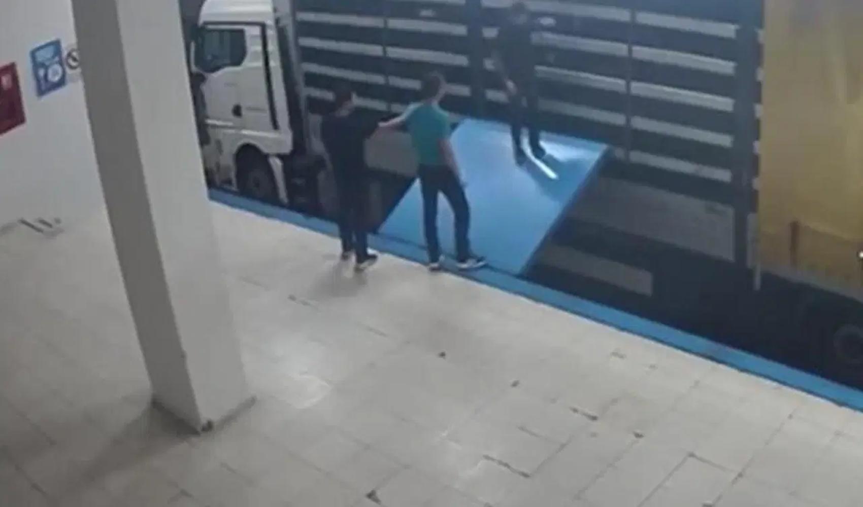 Suç örgütü şüphelisi tırın gizli bölmesinde yakalandı