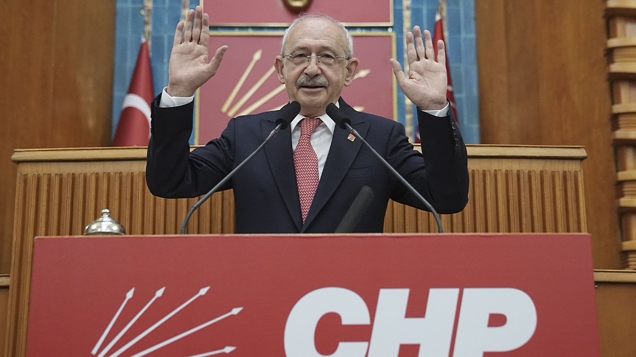 Kemal Kılıçdaroğlu CHP kürsüsünde konuşurken görülüyor.