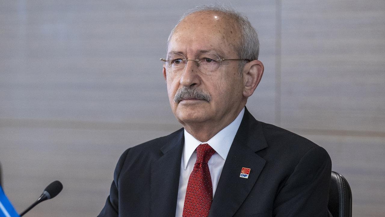 Kemal Kılıçdaroğlu toplantı masasında ciddi bir ifadeyle oturuyor.