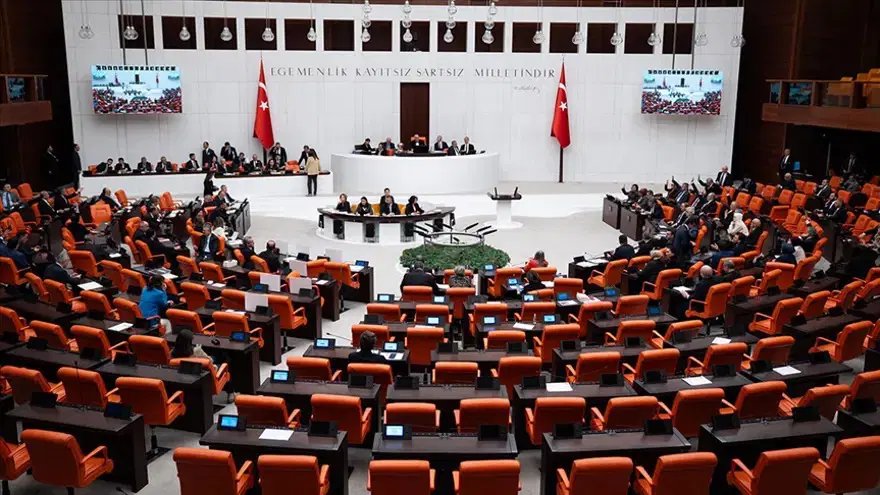 TBMM Genel Kurulu salonunda milletvekilleri ve başkanlık divanı görülüyor.