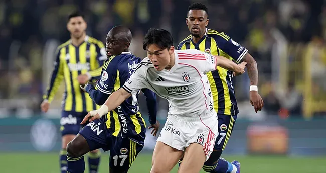 Fenerbahçe ile Beşiktaş arasında oynanan bir derbiden futbolcuların mücadele ettiği görüntü.